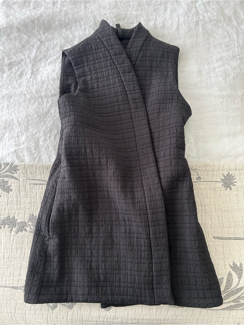 Lululemon Athletica Black Quilted Belted Cover Up Vest Sz small Pockets